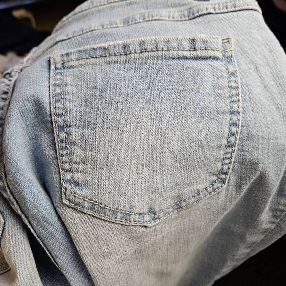 Artisan NY Light Wash Capri Pants - Picture 5 of 7